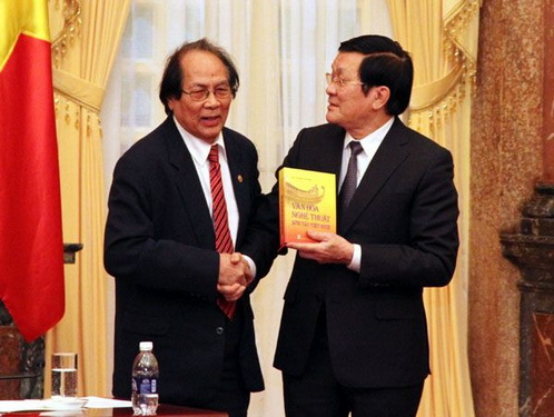 GS. Hoàng Chương tặng nguyên Chủ tịch nước Trương Tấn Sang cuốn sách “Văn hoá  nghệ thuật Dân tộc” tại Phủ Chủ tịch. Ảnh: NV cung cấp