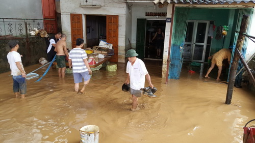 Người dân Yên Bái thu dọn nhà cửa sau lũ.