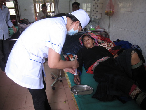 Y sĩ Trung tâm Y tế huyện Mù Cang Chải điều trị cho bệnh nhân.