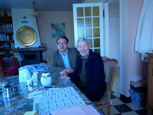 Tác giả chụp với ông Henri TUE.