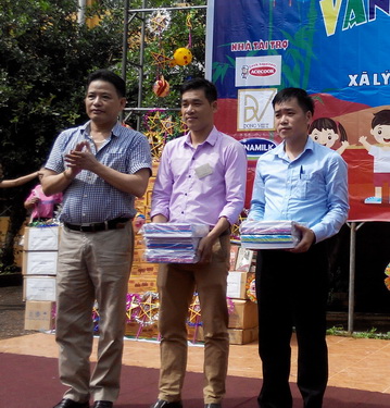Quà tặng Trung thu cho đại diện học sinh xã Lý Quốc.
