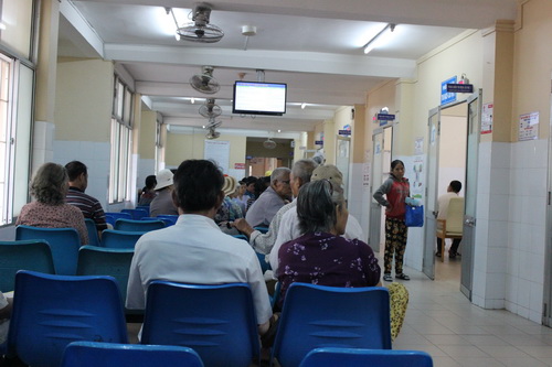 Khu chờ khám BVĐK Khánh Hòa khang trang, thoáng mát.