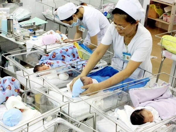 Chăm sóc trẻ sơ sinh tại bệnh viện. Ảnh: Dương Ngọc - TTXVN