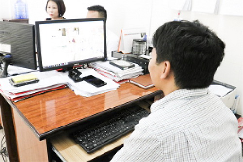 Cán bộ bệnh viện quan sát hình ảnh từ hệ thống camera. Cán bộ bệnh viện quan sát hình ảnh từ hệ thống camera.