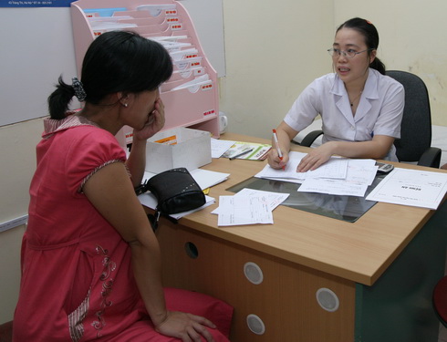 Phụ nữ mang thai khi dùng thuốc cần sự tư vấn của bác sĩ. Ảnh: TM