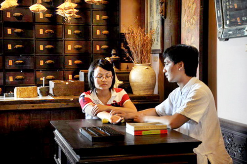 Khám bệnh, kê đơn cho người huyết áp thấp.
