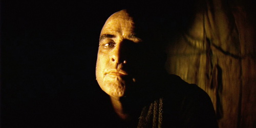 Siêu quậy Marlon Brando xuất hiện ấn tượng trong phim Apocalypse Now (1979), nhờ mẹo vặt của đạo diễn tài hoa Francis Ford Coppola. Siêu quậy Marlon Brando xuất hiện ấn tượng trong phim Apocalypse Now (1979), nhờ mẹo vặt của đạo diễn tài hoa Francis Ford Coppola.