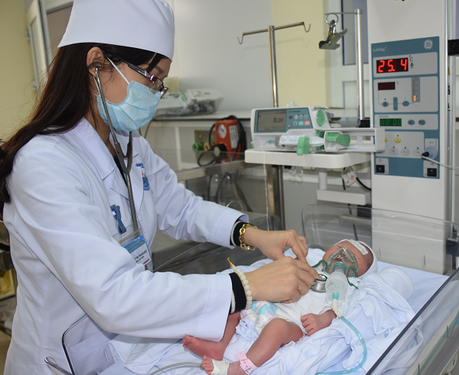 Chăm sóc trẻ sơ sinh tại bvđk tỉnh Vĩnh Phúc. Ảnh: Thu Thuỷ