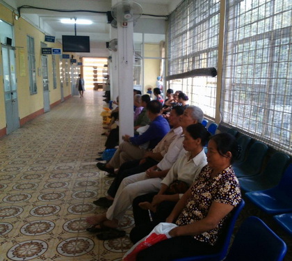 Người bệnh chờ khám có chỗ ngồi rộng rãi, có quạt mát.
