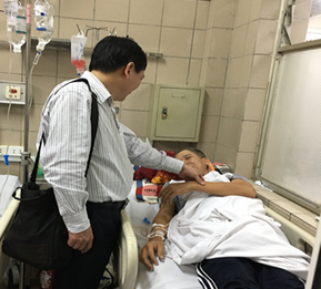 Thăm hỏi bệnh nhân ngộ độc rượu ở Thái Bình điều trị tại Trung tâm Chống độc - BV Bạch Mai.