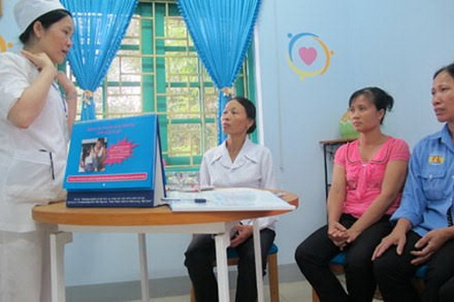 Tư vấn sức khỏe sinh sản cho phụ nữ tại Trạm y tế xã Cù Vân.