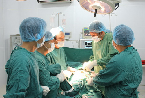 Ca phẫu thuật thay khớp háng bán phần tại BVĐK tỉnh Đăk Lăk. Ca phẫu thuật thay khớp háng bán phần tại BVĐK tỉnh Đăk Lăk.