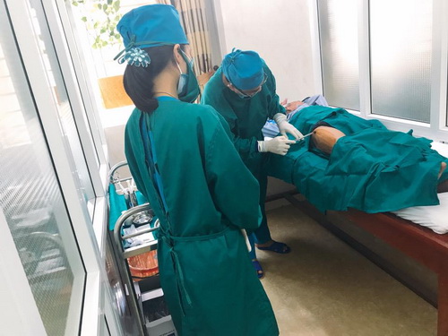 GS. Nguyễn Văn Chương thực hiện kỹ thuật tiêm phong bế cho bệnh nhân.