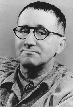 Nhà viết kịch Đức Bertolt Brecht (1898-1956).