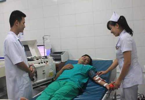 Cán bộ y tế BVĐK Trung ương Quảng Nam hiến máu cứu bệnh nhân.