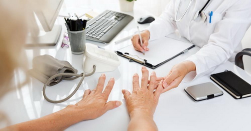Nên khám bác sĩ chuyên khoa khớp ngay khi có dấu hiệu của bệnh.