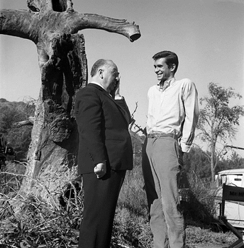 Anthony Perkins (bên phải) trò chuyện với đạo diễn Alfred Hitcock  trong thời gian quay phim Psycho (1960) .