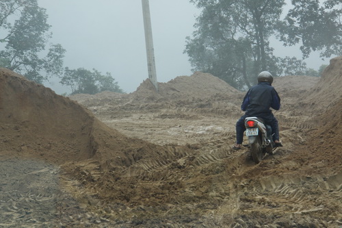 Điểm sạt lở trên đỉnh Hua Bum.