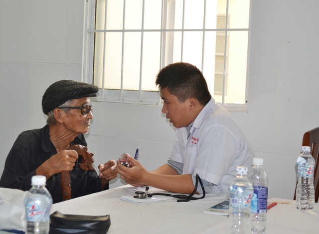 Chữa bệnh cứu người là sứ mệnh trên vai mỗi người thầy thuốc.
