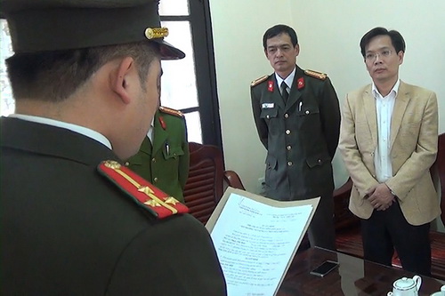 Cơ quan An ninh điều tra đọc lệnh bắt ông Phan Tiến Diện, Phó Giám đốc Sở Tài nguyên và Môi trường tỉnh Sơn La.