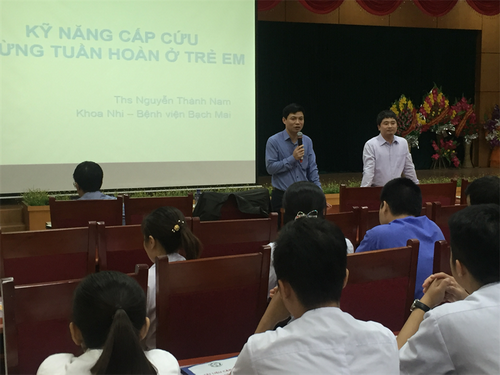 BSCKII. Vũ Hùng Vương, Phó Giám đốc BVĐK tỉnh Hà Giang cùng giảng viên từ Khoa Nhi BV Bạch Mai đứng lớp cho các học viên.