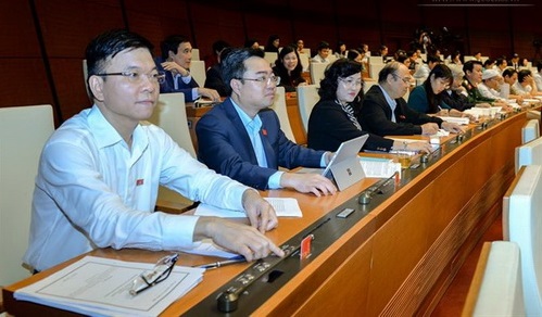 Các đại biểu Quốc hội bấm nút biểu quyết thông qua dự án Luật tại Quốc hội.