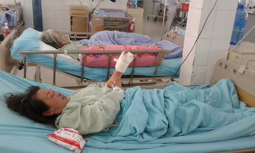 Bà Đặng Thị Hà được BVĐK Lâm Đồng nối cổ tay đứt lìa nhưng 3 ngón tay đã bị máy xay nghiền nát.