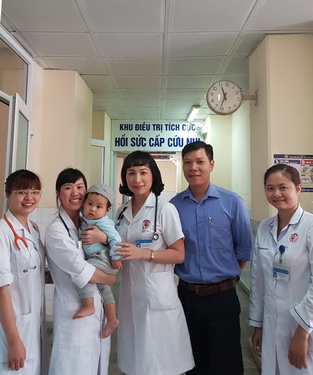 Bệnh nhân ngày gia viện cùng với các y bác sĩ Khoa Nhi BV VN - Thuỵ Điển Uông Bí.