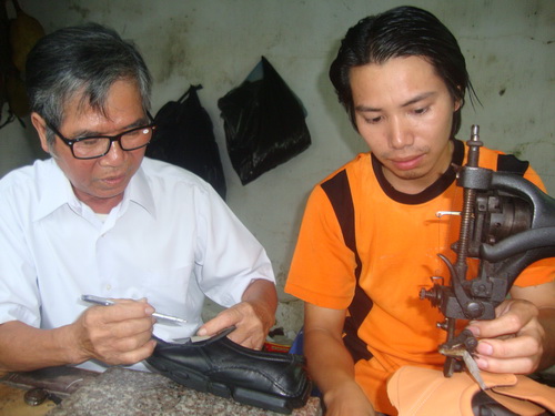 Nghệ nhân Lê Văn Thịnh và Lê Văn Hải.