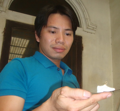 Lê Văn Hải và chiếc giày nhỏ nhất hiện nay.