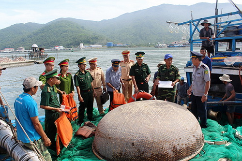 Lực lượng chức năng Đà Nẵng tuyên truyền cho ngư dân về quy định đánh bắt gần bờ.