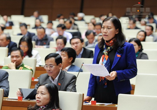 ĐBQH Lê Thị Nga: “Có bộ đóng dấu mật cả vào trả lời chất vấn ĐBQH dù không có thông tin mật làm cho ĐBQH không thể trả lời cử tri về các thông tin mà mình chất vấn”.