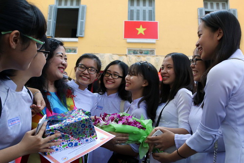 Đời một con người, không biết đã được qua tay bao nhiêu thầy... để thành một con người hoàn thiện? Vì vậy, không nên chỉ 20/11 mới tri ân các thầy cô giáo... (Ảnh minh họa)