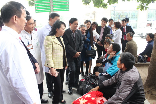 Bộ trưởng Bộ Y tế trò chuyện với bệnh nhân khi đi kiểm tra chất lượng tại BV Bạch Mai.