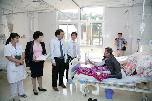 Các chuyên gia của BV Bạch Mai khảo sát tại BVĐK tỉnh Yên Bái.