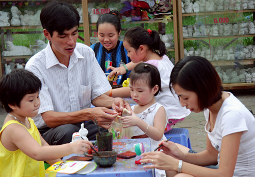 Mỗi cặp vợ chồng nên sinh đủ hai con để đảm bảo mức sinh thay thế. (ảnh minh họa)