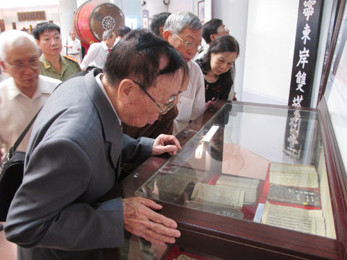Du khách tham quan di vật của dòng tộc Nguyễn Du trưng bày tại Bảo tàng Bắc Ninh.