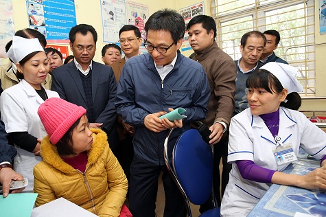 Phó Thủ tướng Vũ Đức Đam thăm Trạm y tế  phường Đồng Tiến.