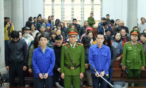 Bị cáo Hsu Ming Jung (bên trái, hàng đầu) và các đồng phạm tại phiên tòa. Bị cáo Hsu Ming Jung (bên trái, hàng đầu) và các đồng phạm tại phiên tòa.