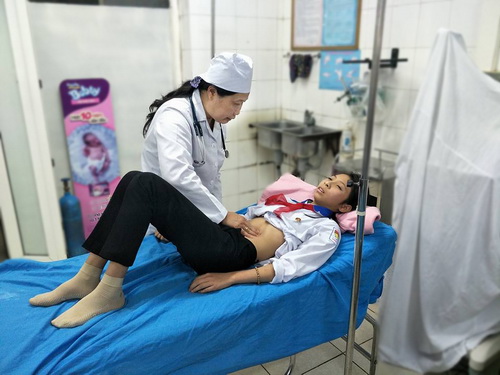 Thăm khám cho học sinh bị ngộ độc thực phẩm tại BVĐK Tuyên Quang.