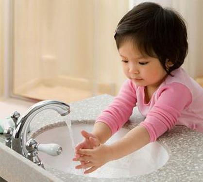 Dạy trẻ cách rửa tay thường xuyên để phòng bệnh.
