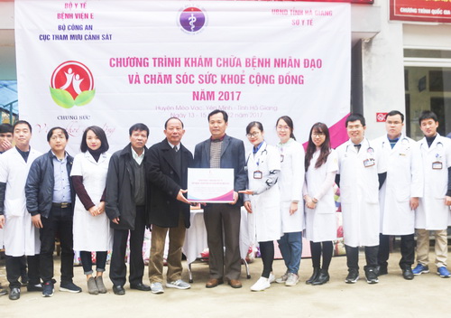 Trưởng đoàn Vũ Quang Vinh - Phó Giám đốc Bệnh viện E (thứ 5 từ trái qua) tặng trang thiết bị y tế và chăn ấm cho đồng nghiệp Bệnh viện đa khoa huyện Mèo Vạc, Hà Giang trong chương trình “Chung sức hành động, vì sức khỏe cộng đồng”.