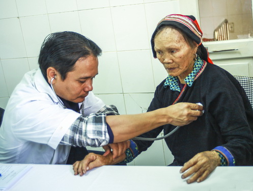 Chương trình khám bệnh nhân đạo và chăm sóc sức khỏe cộng đồng lần này, đoàn y bác sĩ Bệnh viện E đã khám, tư vấn sức khỏe, cấp phát thuốc cho hơn 2.000 người dân thuộc hai huyện Mèo Vạc, Yên Minh của tỉnh Hà Giang. (Trong ảnh: BS. Vũ Xuân Quang khám cho người dân tại Trạm y tế xã Na Khê, huyện Yên Minh, tỉnh Hà Giang).