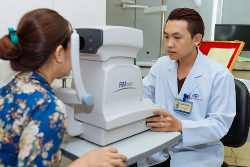 Các khuyết tật về mắt cần phải được thăm khám và điều trị khoa học.
