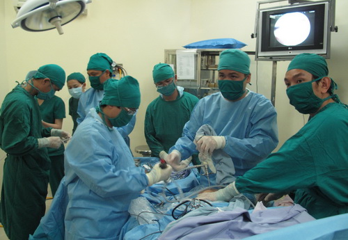 Các bác sĩ thực hiện phẫu thuật nội soi cho bệnh nhân bị đứt hoàn toàn dây chằng chéo trước khớp gối phải tại BV Hoàn Mỹ Đà Lạt.