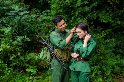 Trong Album Tri ân, ca sĩ Phạm Phương Thảo (bên phải) có hai ca khúc về người lính, thanh niên xung phong được khán thính giả đánh giá cao.