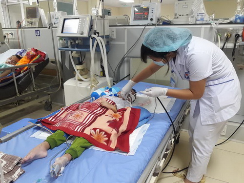 Nữ điều dưỡng hết lòng chăm sóc cho bệnh nhi.