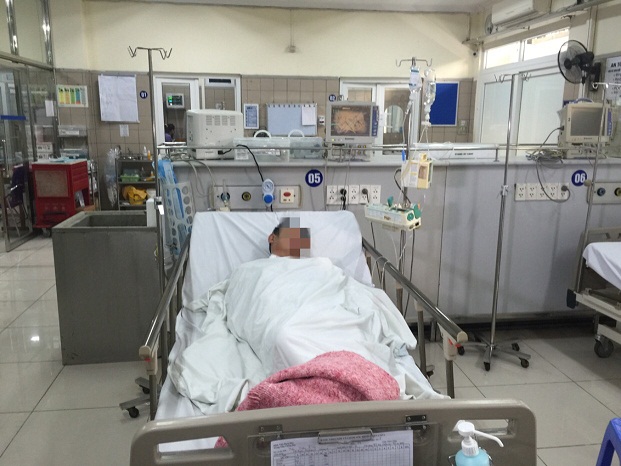 Bệnh nhân Trần Xuân Đ. đang được điều trị tại Trung tâm Chống độc, Bệnh viện Bạch Mai.