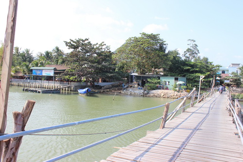 Người dân và trẻ em hai bên cầu không ngủ trưa và luôn giật mình vì tiếng ồn từ cầu