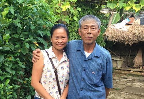 Phan Thúy Hà và một nhân vật trong sách (ảnh tác giả cung cấp).